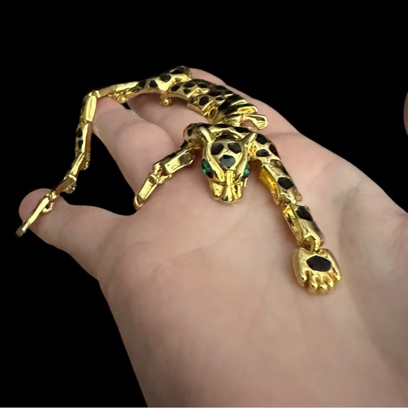 Vintage Leopard Articulated Shoulder Brooch Goldtone Black Enamel Green Eyes - Picture 5 of 15